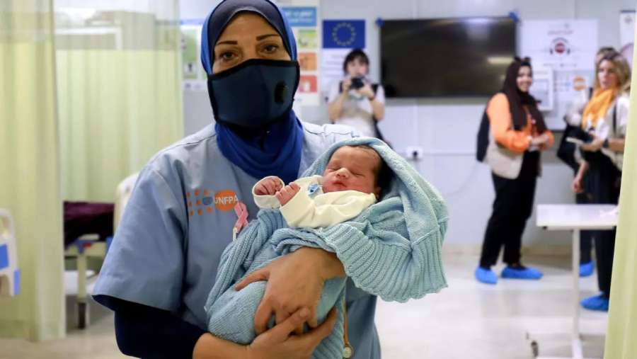 قابلات بطلات في الزعتري.. ترامب يهدد