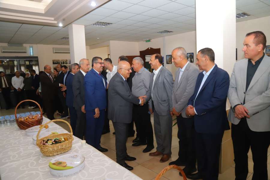 أسرة جامعة البترا تتبادل التهاني بعيد