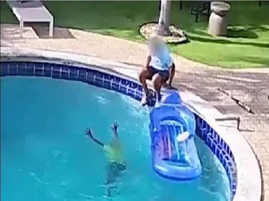 لقطات تحبس الأنفاس.. طفل يغرق أمام