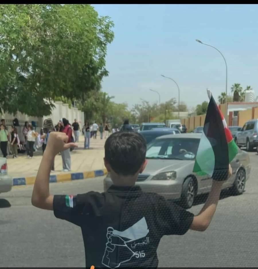 العقيد المتقاعد فهد النعيمي يهنئ نجله