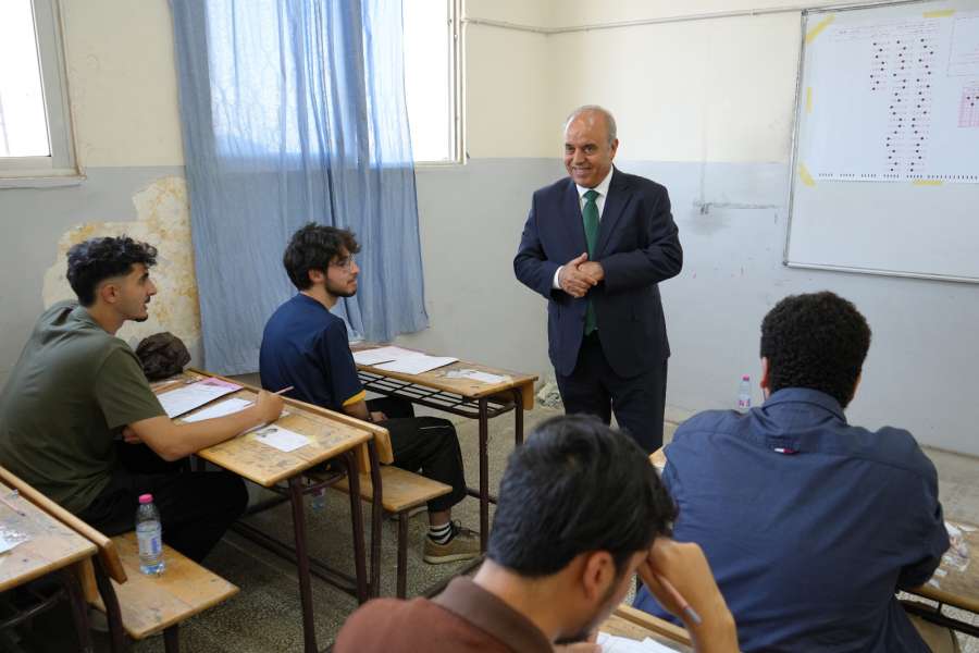 محافظة خلال زيارة تفقدية للتوجيهي.. اتباع