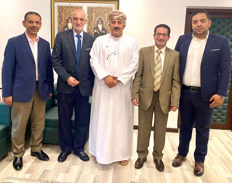 سفير سلطنة عمان يلتقي رئيس وأعضاء