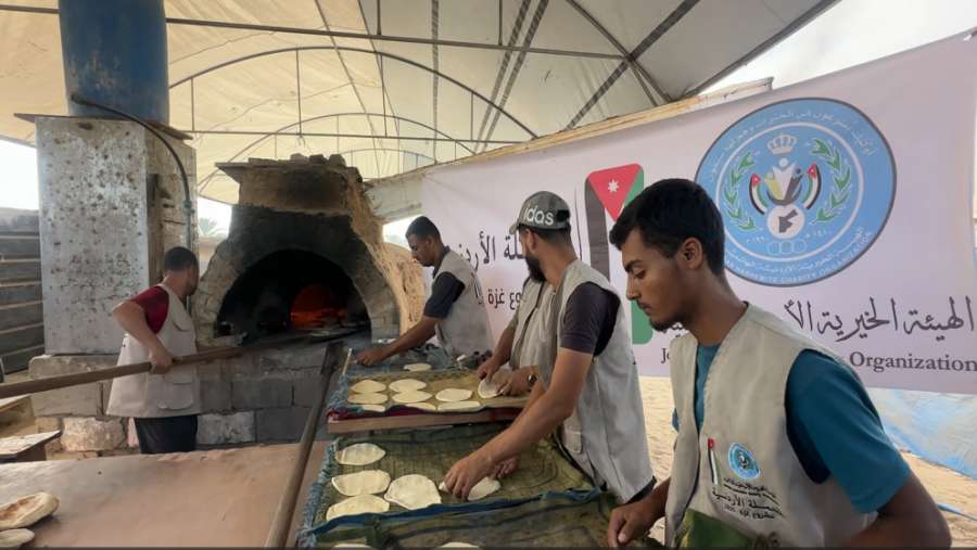 الحملة الأردنية توزع الخبز في مواصي