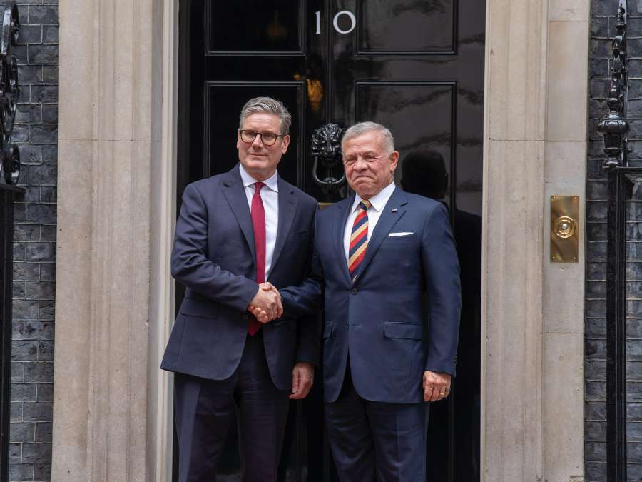 الملك ورئيس الوزراء البريطاني يبحثان سبل