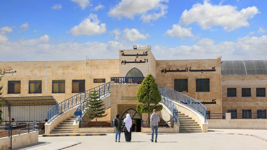 كلية العلوم بجامعة الزرقاء تناقش عددا