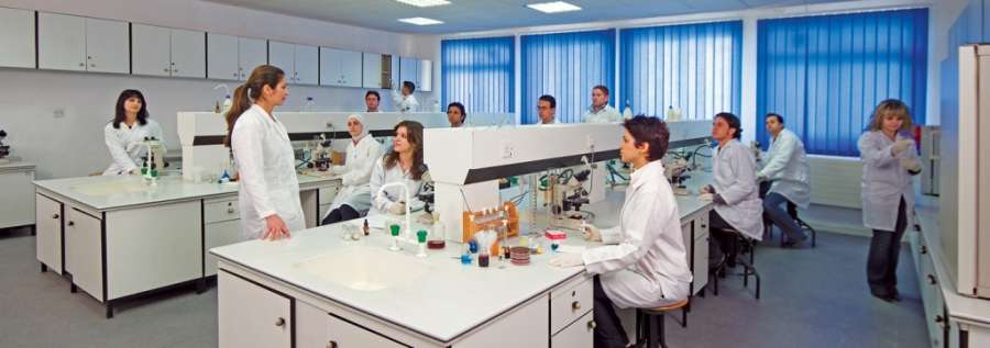 ميزات تنافسية لخريجي صيدلة عمان الاهلية