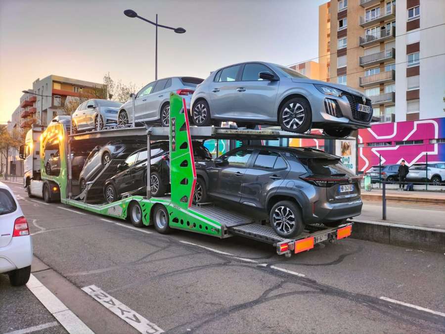 الحكومة تخفّض إجمالي الضريبة على سيارات