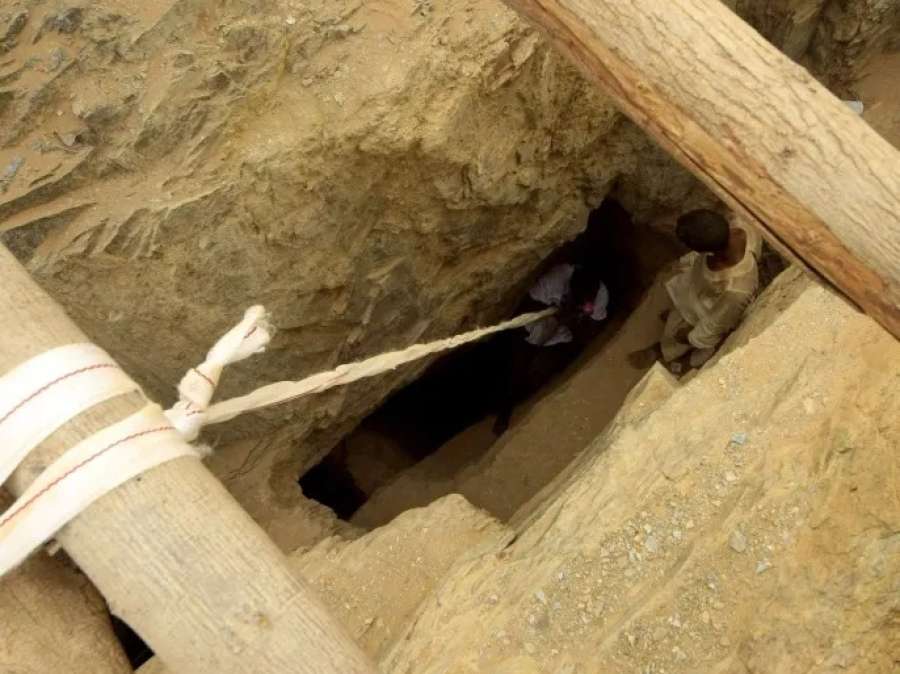 50 قتيلا في انهيار مناجم لتعدين