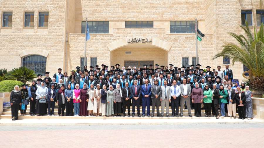 خريجو كلية التمريض بجامعة الزرقاء يؤدّون