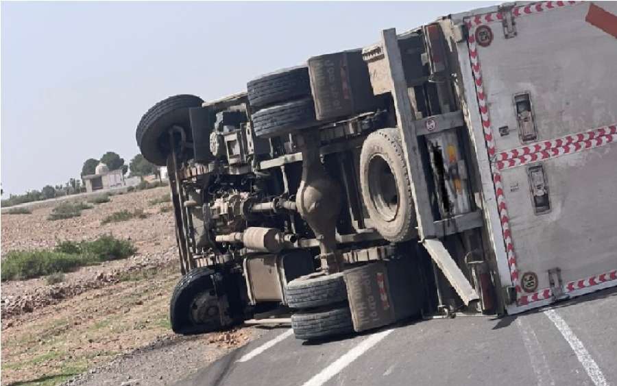 غفوة قاتلة.. سائق شاحنة يودي بحياة