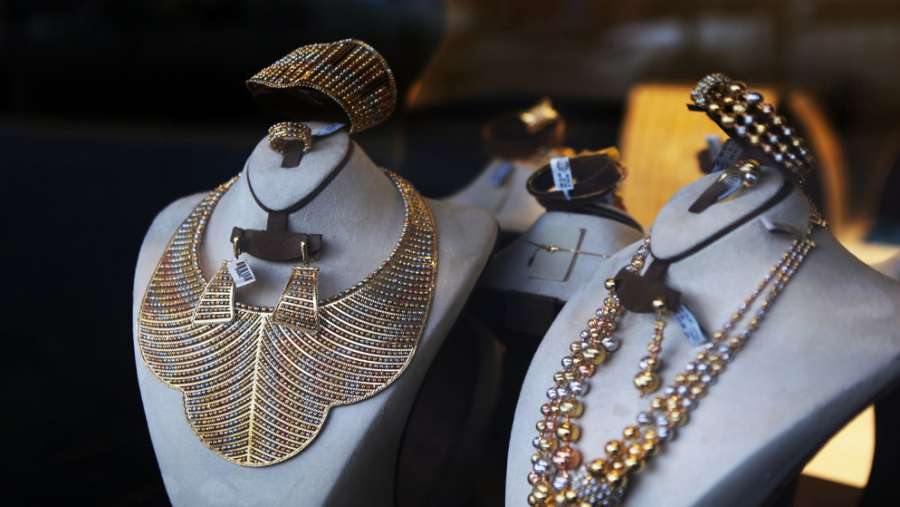 67.8 دينار سعر غرام الذهب عيار