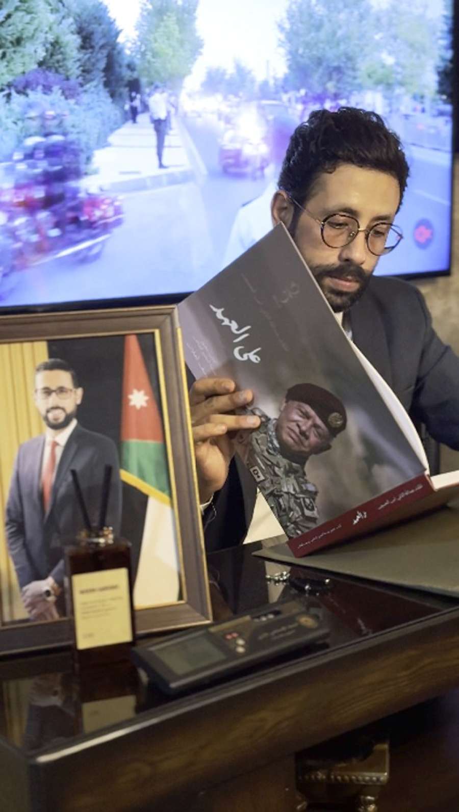 العشي يتسلّم إهداء من الديوان الملكي