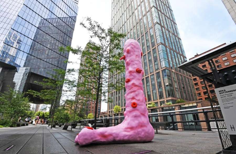 فضيحة فنية في نيويورك.. مجسّم وردي