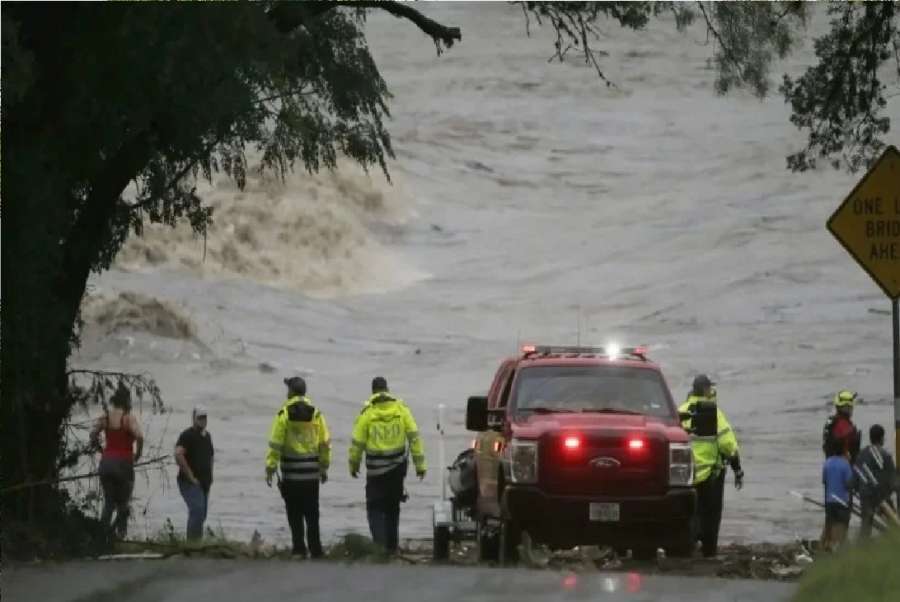 27 فتاة مفقودة بعد فيضانات تكساس