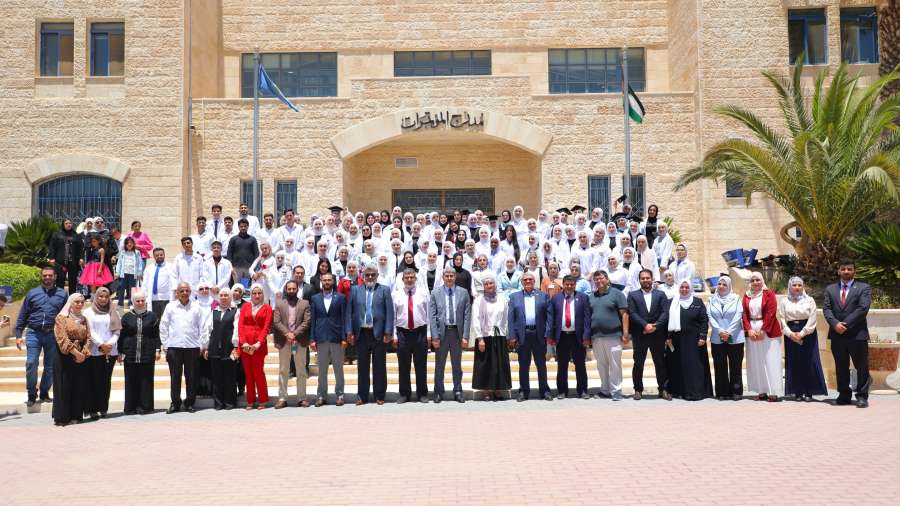 خريجو كلية العلوم الطبية المساندة بجامعة