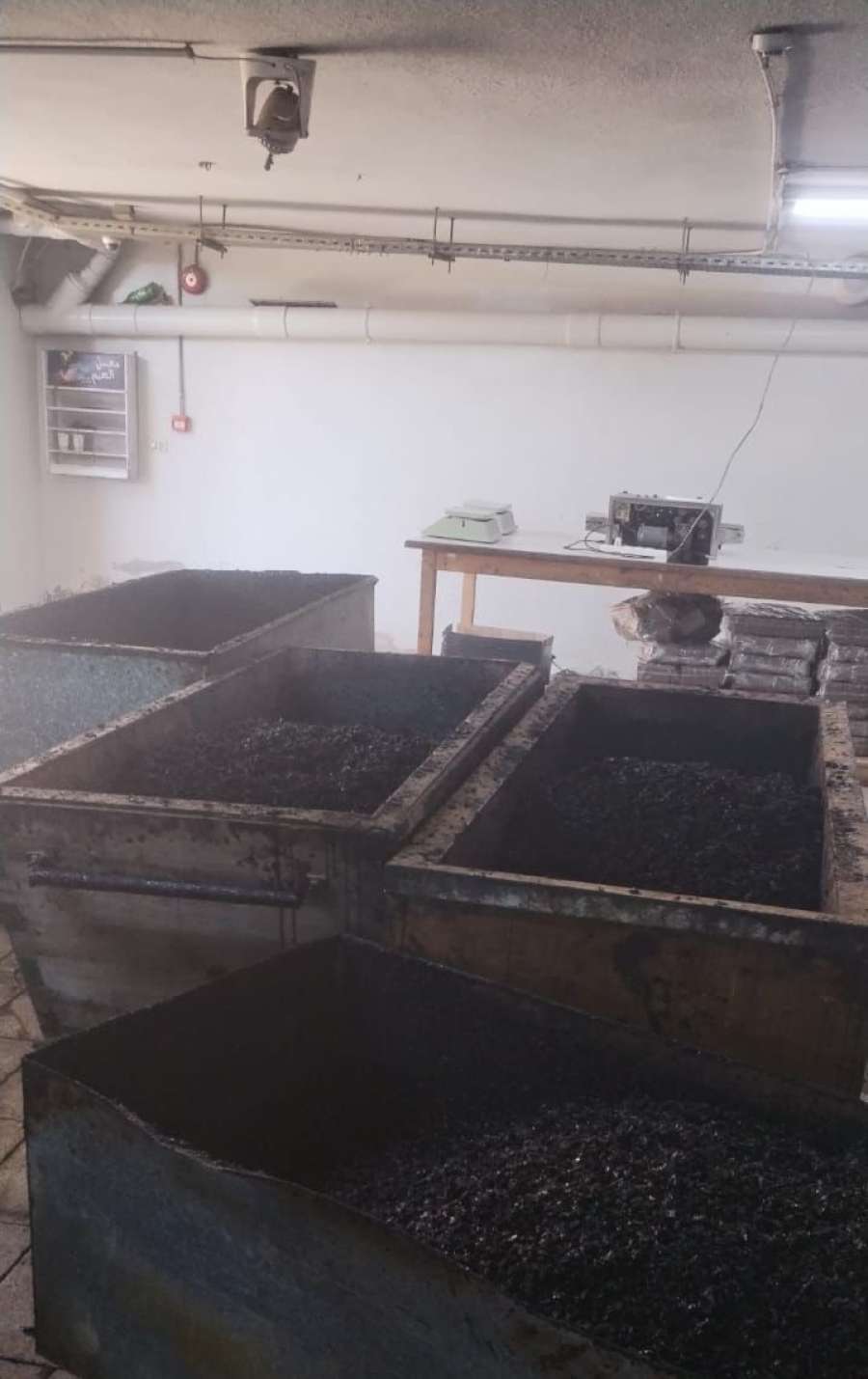 الغذاء والدواء تغلق مصنع معسل مخالفا