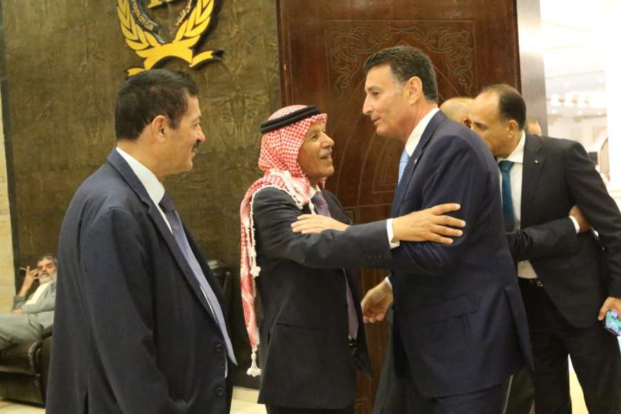 عشيرة العرموطي تتقبل العزاء بوفاة الحاج