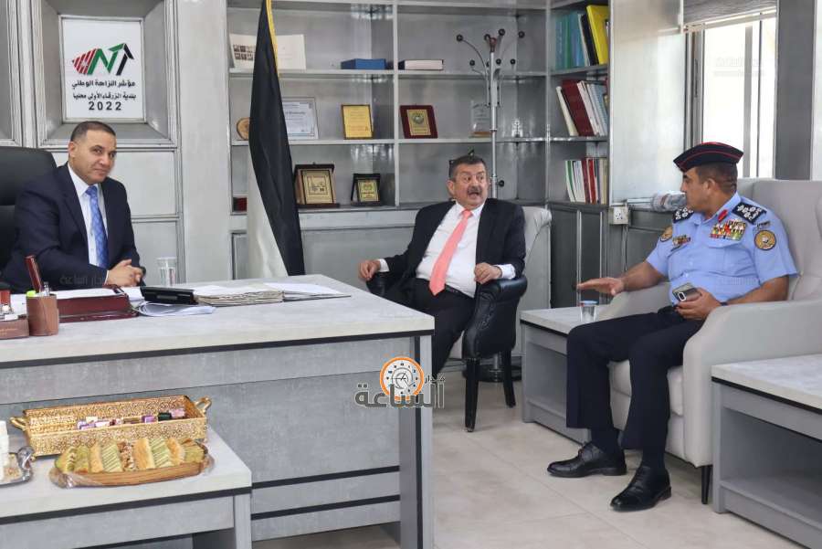 محافظ الزرقاء يزور دار البلدية مهنئا