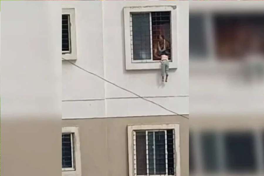 مشهد يحبس الأنفاس لطفلة معلّقة في