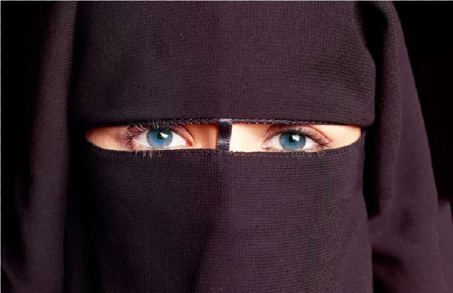 هل يلزمها لبس النقاب في حصة