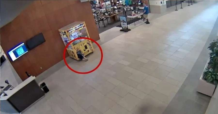 عينكم على أطفالكم.. طفل يتسلل إلى