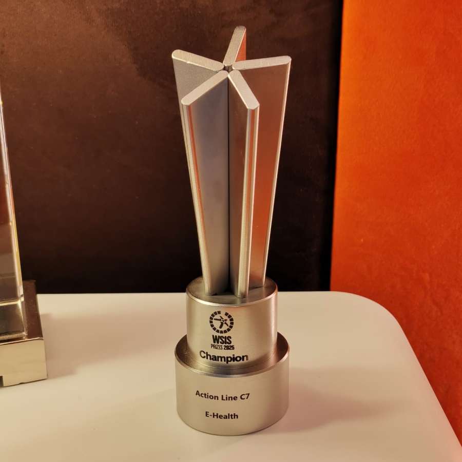 الدفاع المدني يحصل على جائزة القمة