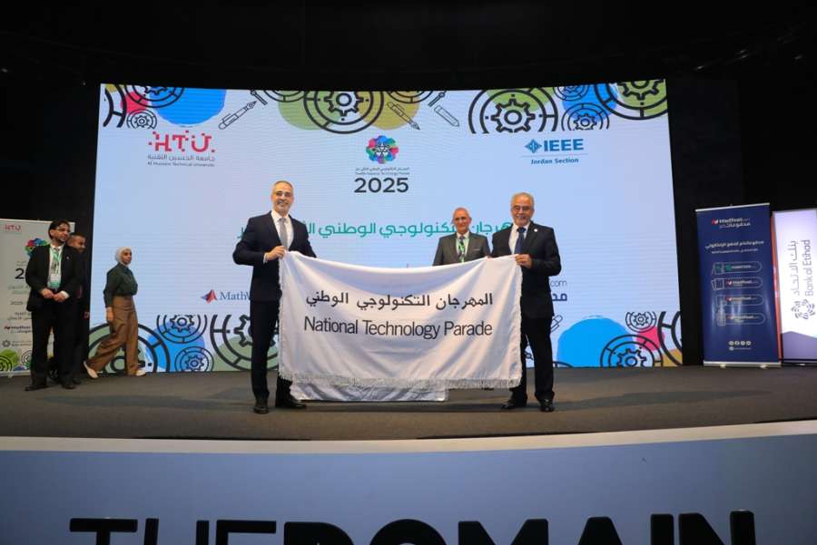 رئيس جامعة عمان الأهلية يتسلم راية