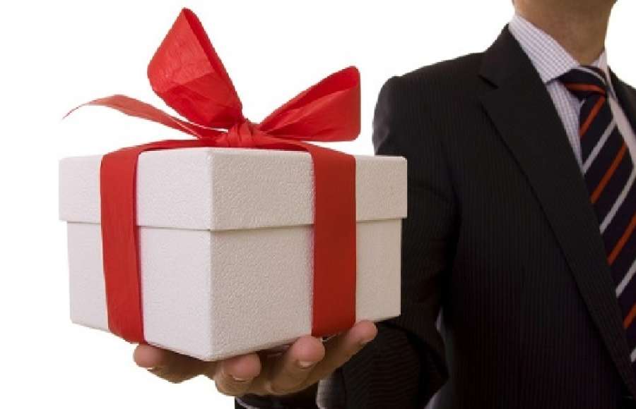 لا يجوز للموظف أن يأخذ هدايا