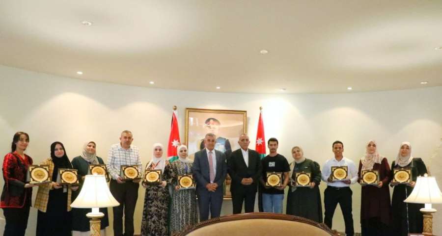 الوزير الرواشدة يكرم كوكبة من موظفات