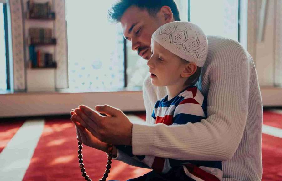 هل نربى اطفالنا ام نرعاهم؟ التربية