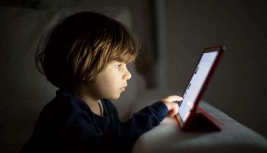 الهواتف الذكية تهدد الصحة العقلية للأطفال