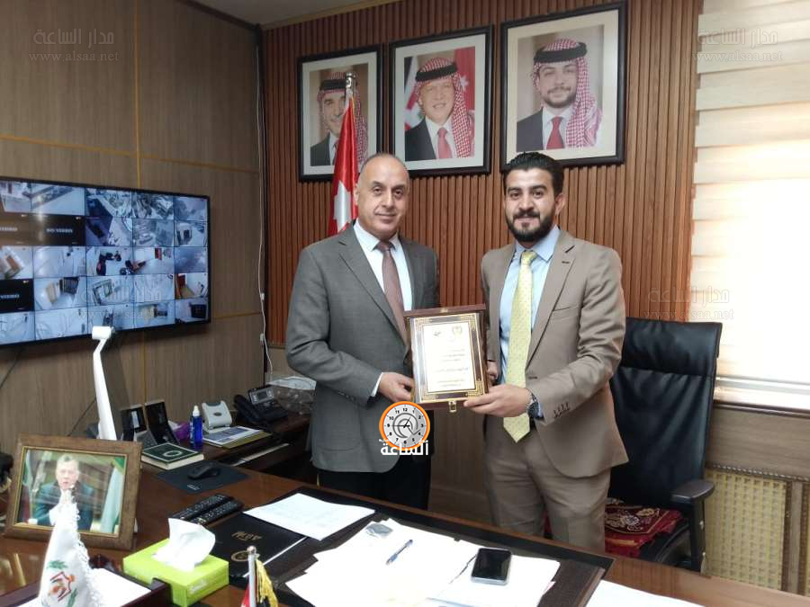 مدير منصة التمكين يكرم محافظ الطفيلة