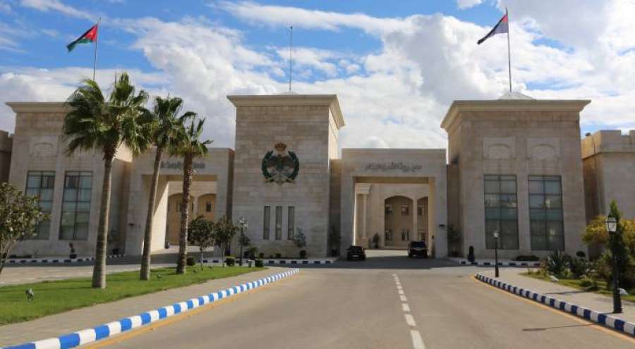 المدعي العام يوقف عددا من رجال