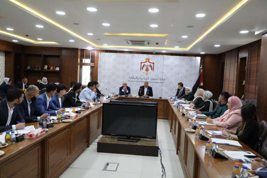 العودات يلتقي شابات وشباب مبادرة مجلس