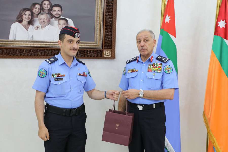 مدير الأمن العام يسلّم الملازم نور