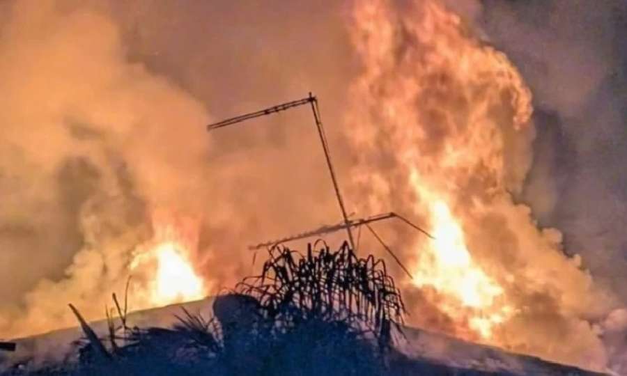 بسبب بطارية.. منزل يتحول لكتلة لهب