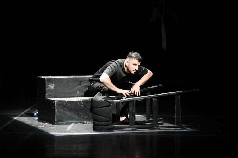 مونودراما هبوط مؤقت.. شهادة مسرحية على