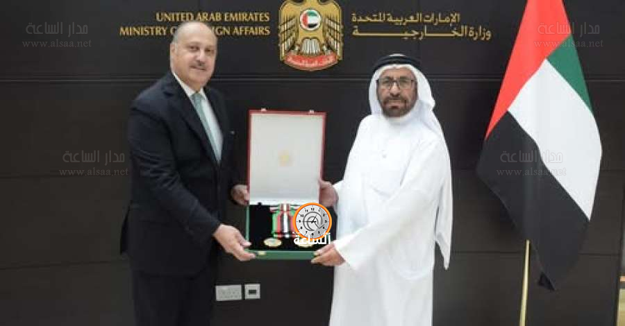 الرئيس الإماراتي يمنح السفير الأردني وسام