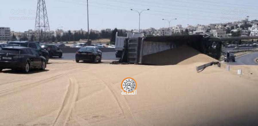 تدهور شاحنة محملة بالرمل على طريق