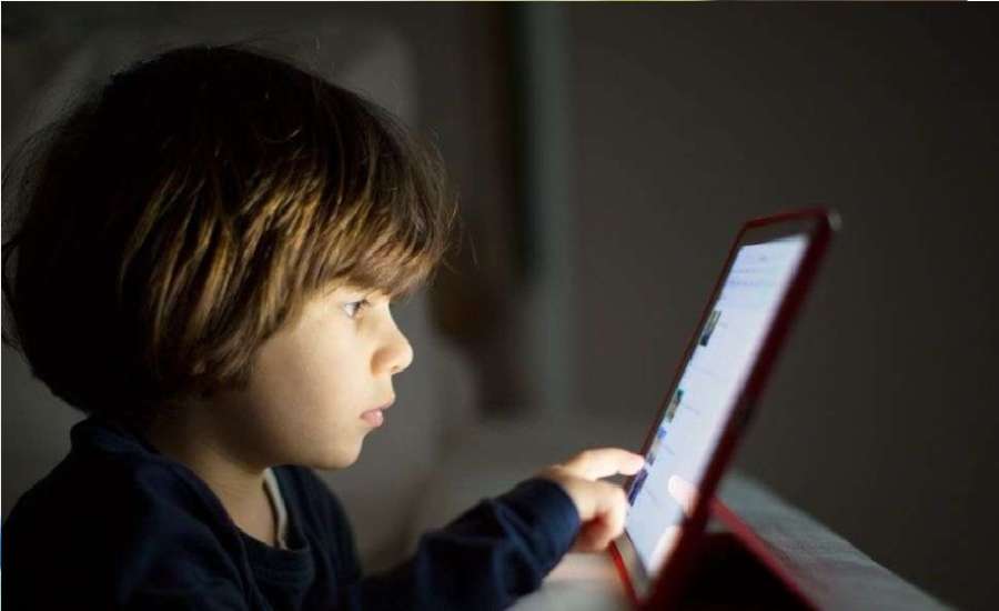 الاستخدام المبكر للهاتف المحمول يهدد الصحة