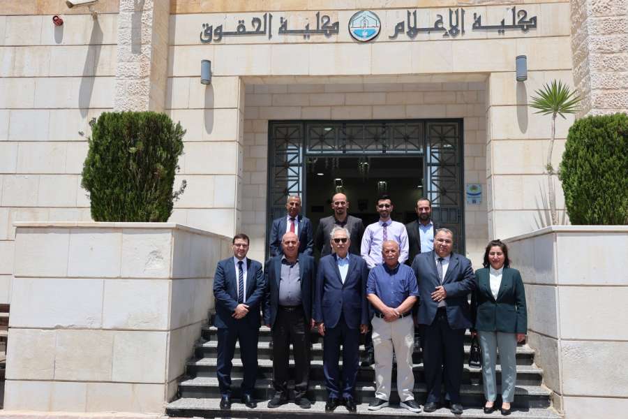 مجلس أمناء جامعة الزرقاء يزور كلية