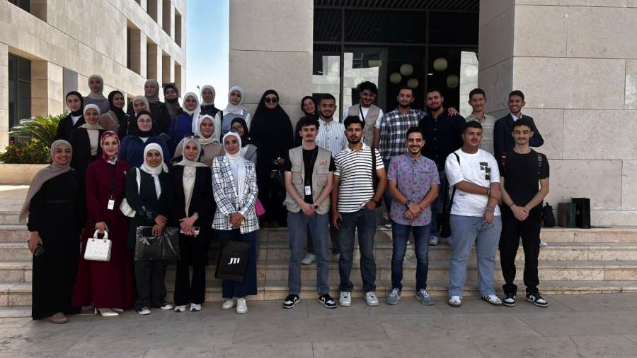 جامعة الزرقاء تشارك في اليوم الوظيفي