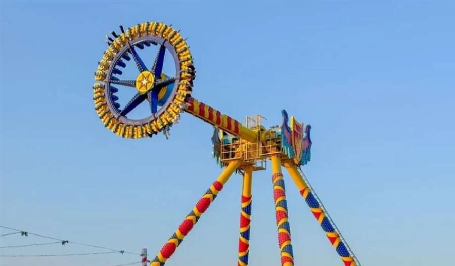 شاهد.. لحظة سقوط لعبة ملاه في