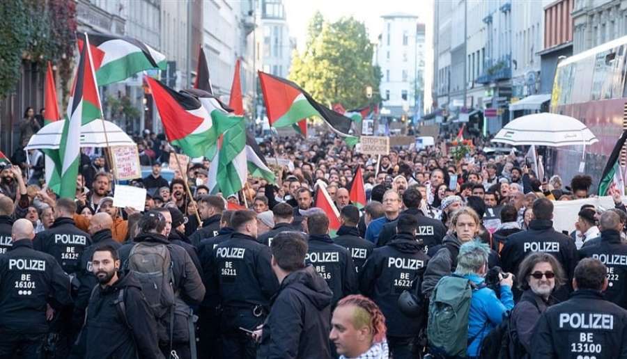 إعلاميون وفنانون ألمان يتظاهرون لوقف توريد