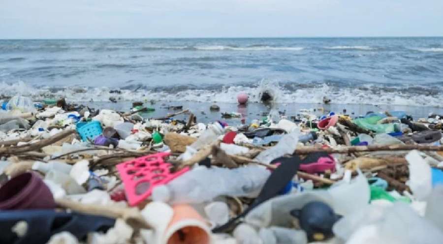 تقرير دولي يحذّر من تلوث البلاستيك