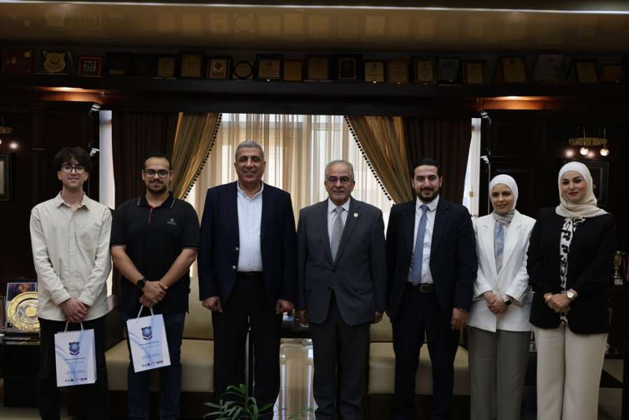 رئيس عمّان الأهلية يكرّم فريق الجامعة