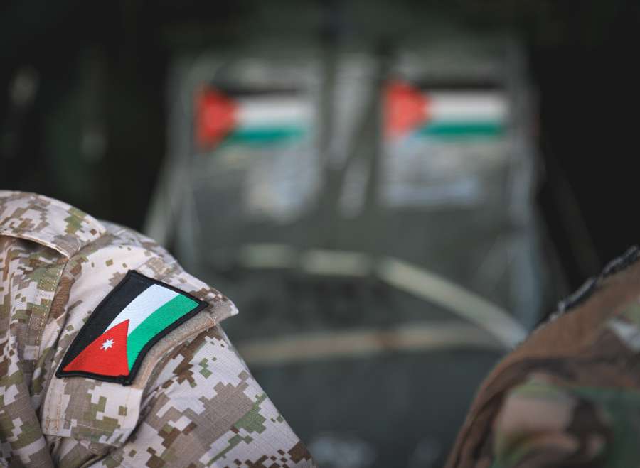 خمس طائرات عسكرية أردنية تحمل على