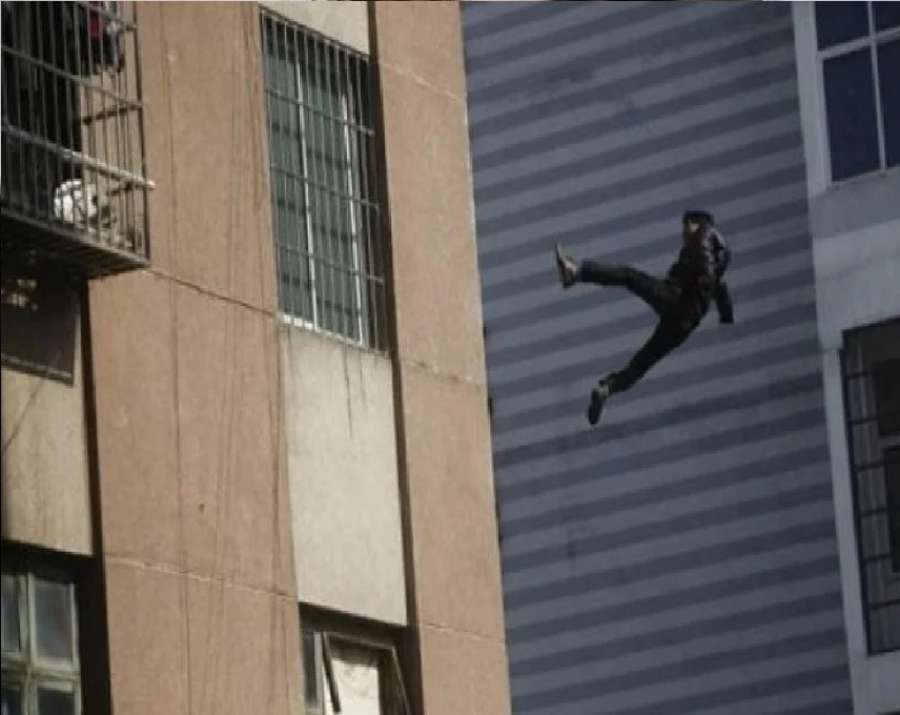 سقط من الطابق الثالث.. لص يلقى