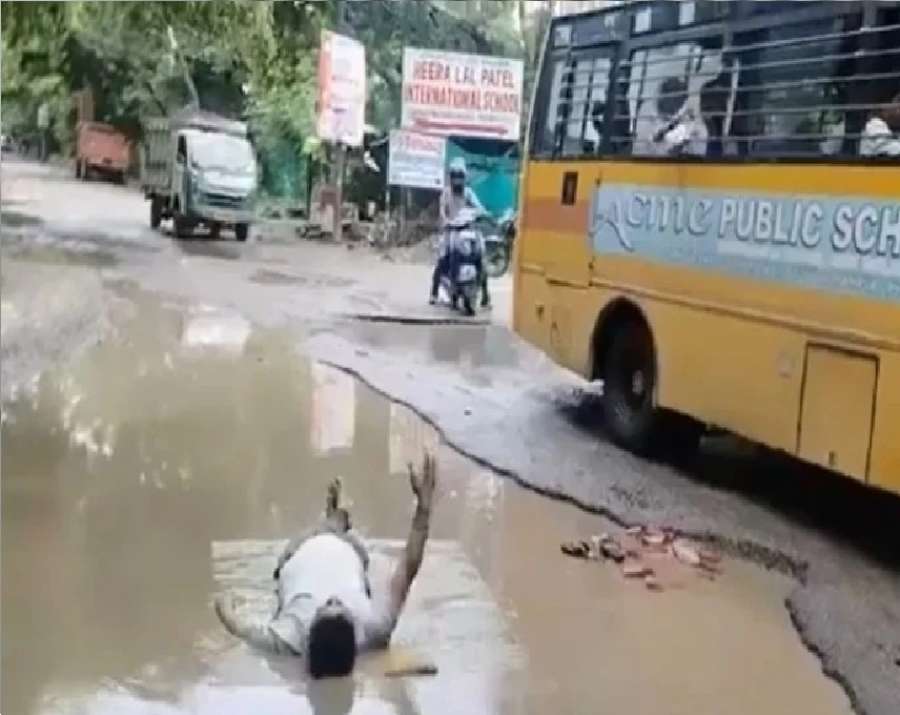 بوسادة وغطاء.. ينام داخل حفرة بالشارع