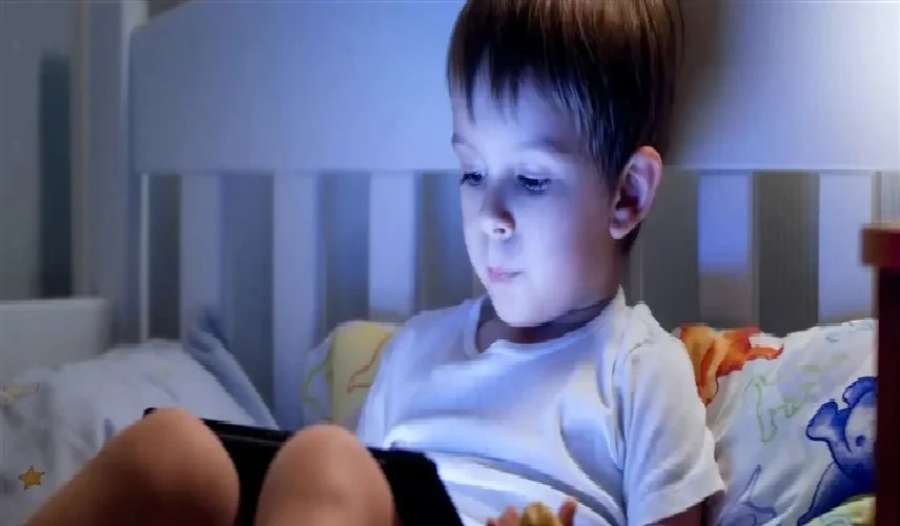 دراسة تحذّر.. ساعات الشاشة الطويلة قد